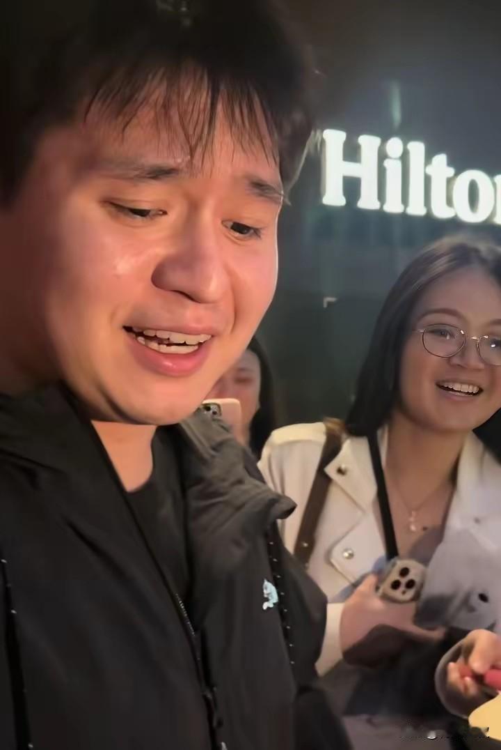 笑死我了！林诗栋面对签名粉丝，脸色变成苍蝇哥！果然！球员最怕的还是签名！这