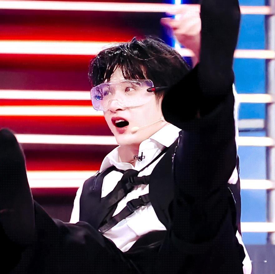 哈哈哈哈笑不活了，檀健次在被水炮攻击，粉丝在开开心心作图，各种版本的love，也