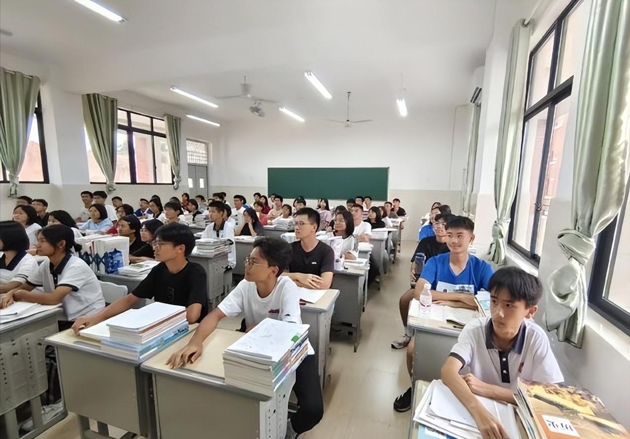 高考这个东西确实是不完美，孩子拼命的内卷，苦不堪言，学的东西广而杂，工作之后很多