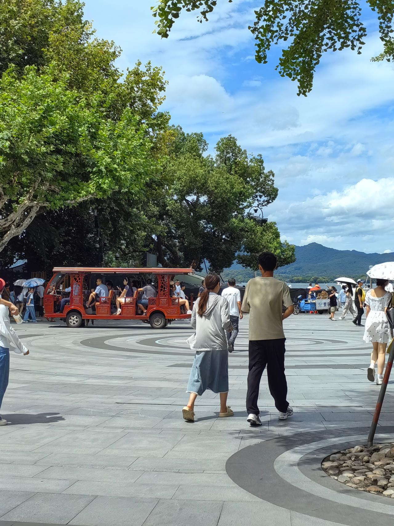 去年国庆，我同事请了五天假，加上调休凑了整整九天，打算去云南好好放松一下。出发前