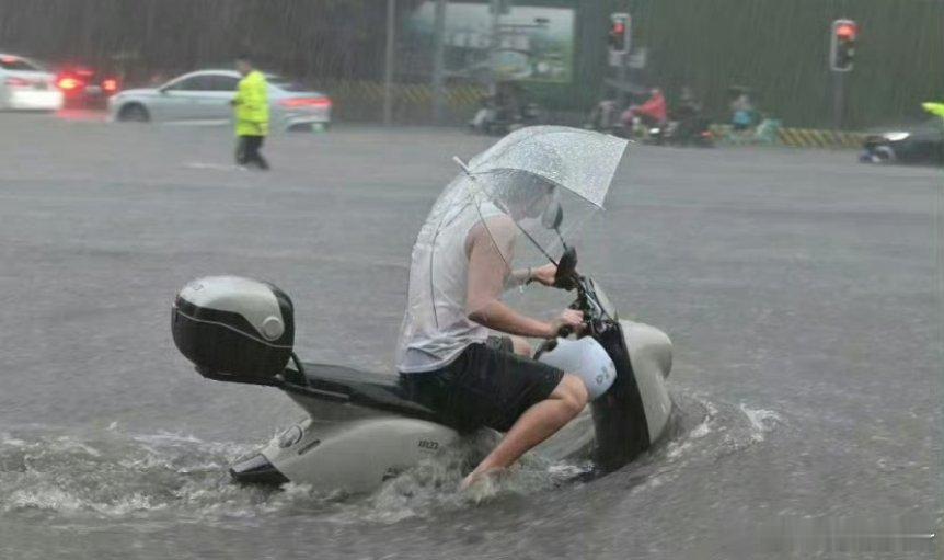 成都暴雨成都这雨也太大了吧！汽车这车船税真不白花了[哭哭]​​​