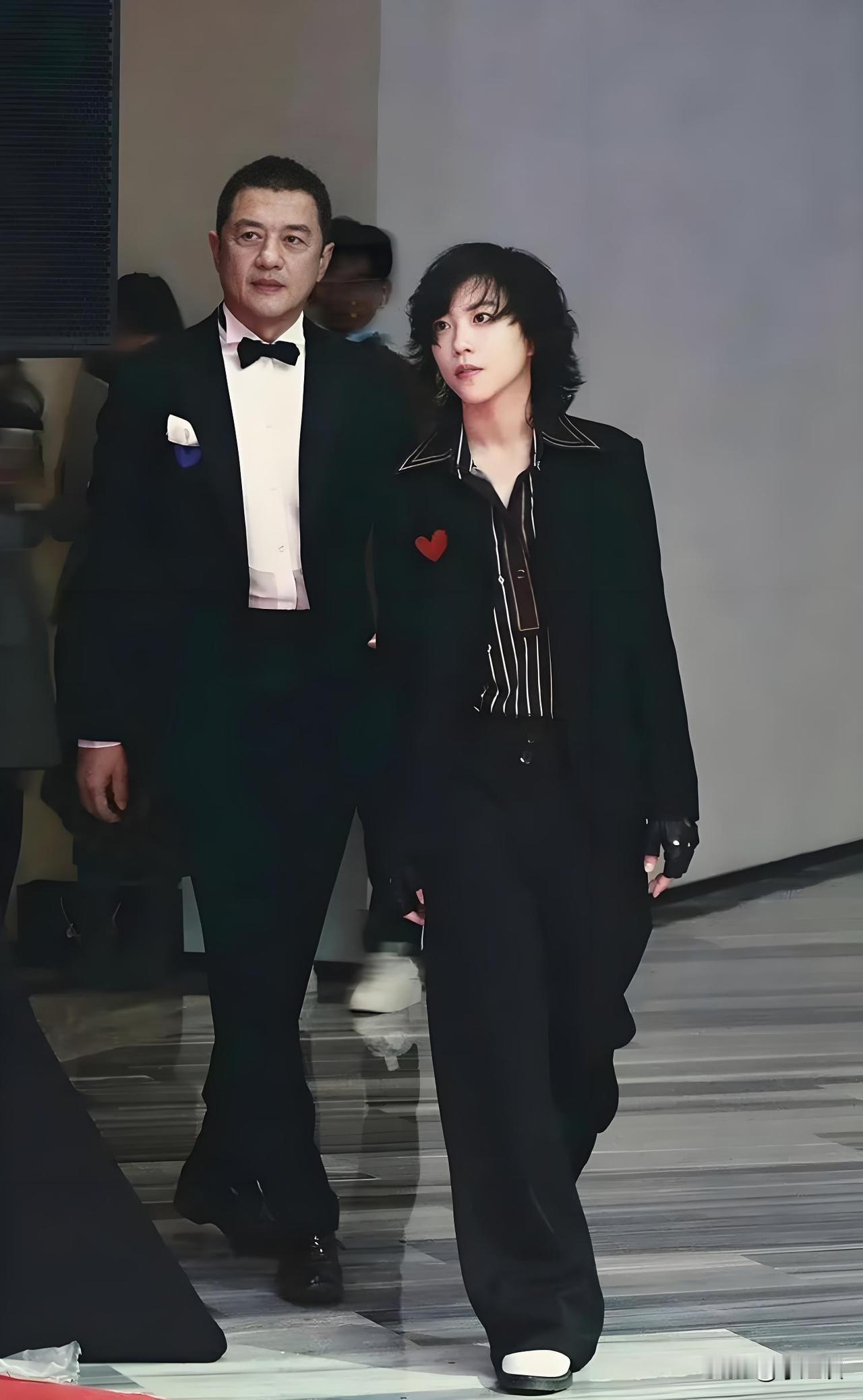 “李亚鹏是放学来接我的那个人！”窦靖童的一句话，道出了继父李亚鹏是真的爱她而不是