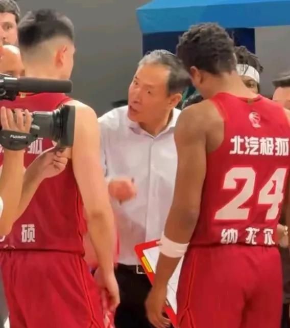 北京男篮主场33分耻辱的惨败广夏，方硕公开顶撞主教练许利民爆发冲突！从上一场不