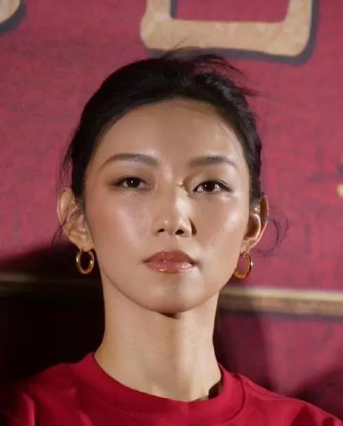 那尔那茜离大红大紫就差一个奖项了，然后一切停止了。  原本她有机会在《封神》