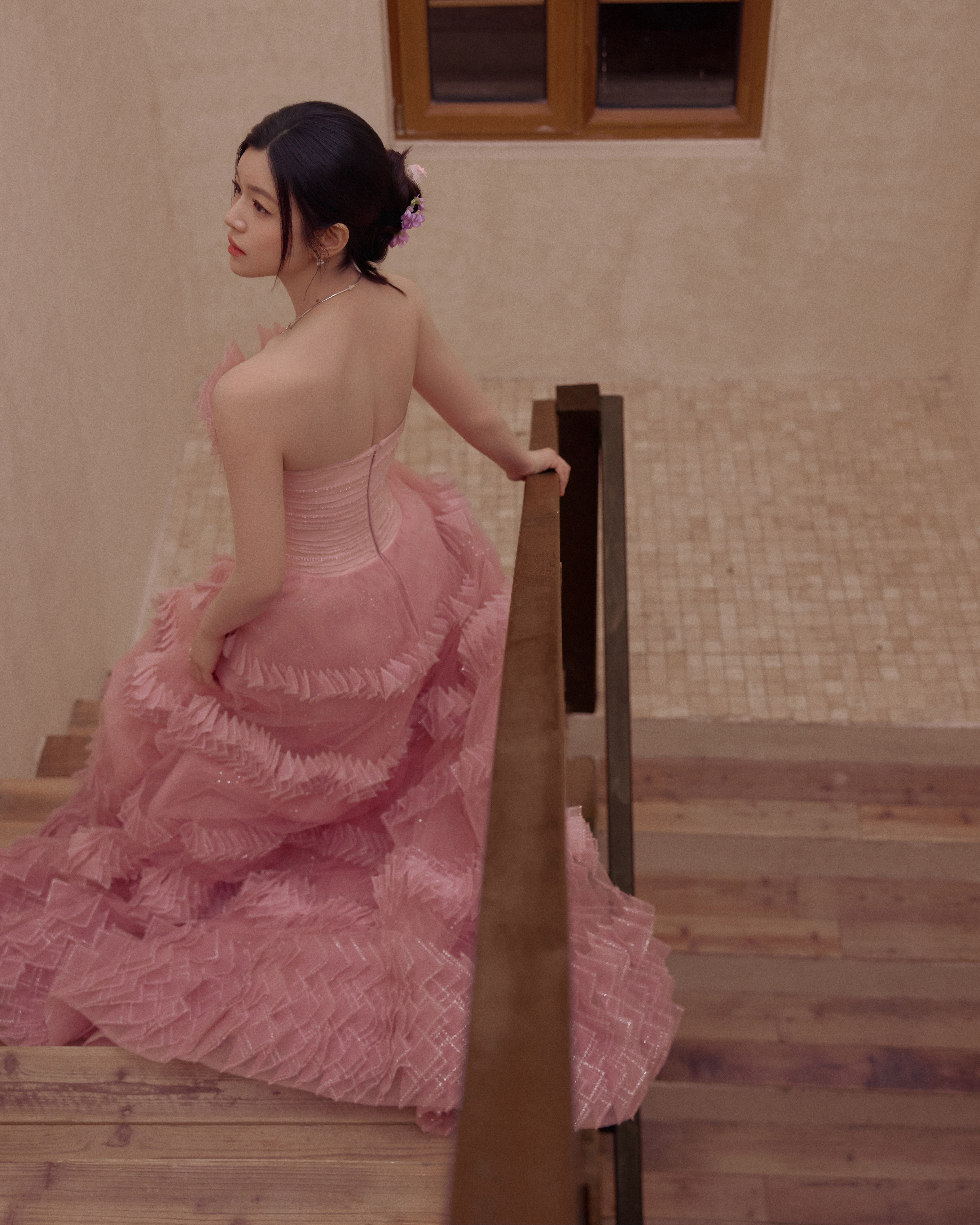 陈妍希粉纱漫过裙摆，笑意漫过眼底，她是从深海里游来的人鱼，也是人间最甜的一抹