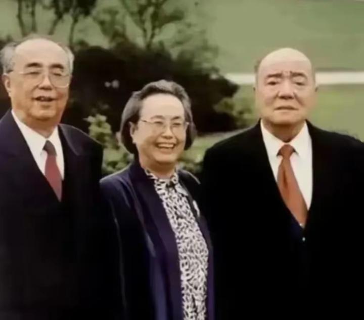 这三位老人值得尊敬，他们为新中国付出了很多，为探索革命道路奋斗了一生。