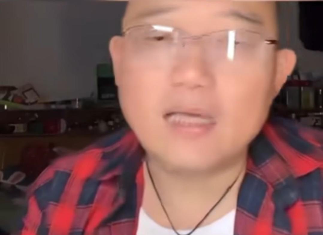 听云轩有一个神回复的互动环节，观众写了小纸条让曹云金念一念，互相调侃找乐。本来这