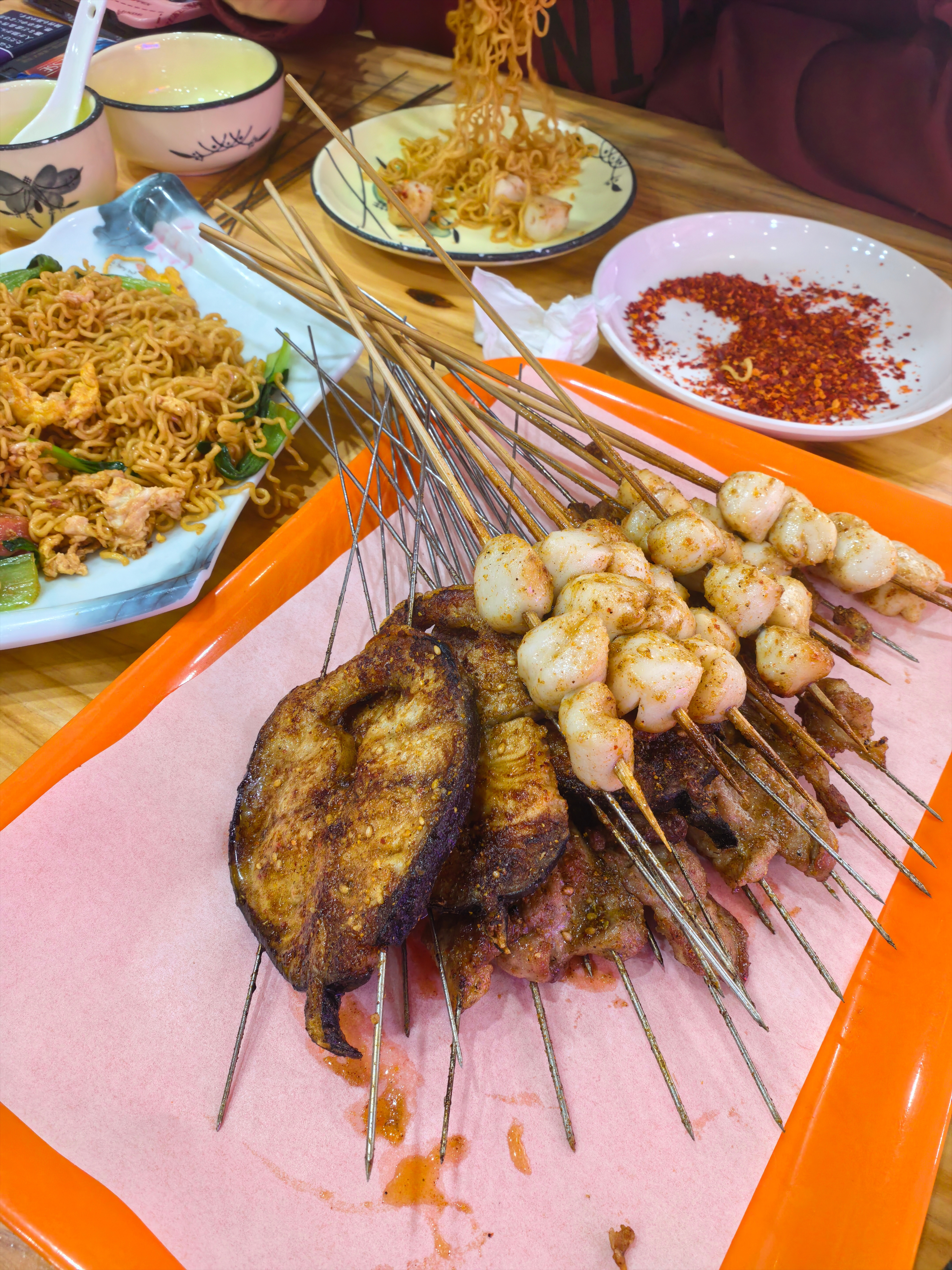 结束了这期拍摄，跟兄弟们庆祝一下，回去还有三个