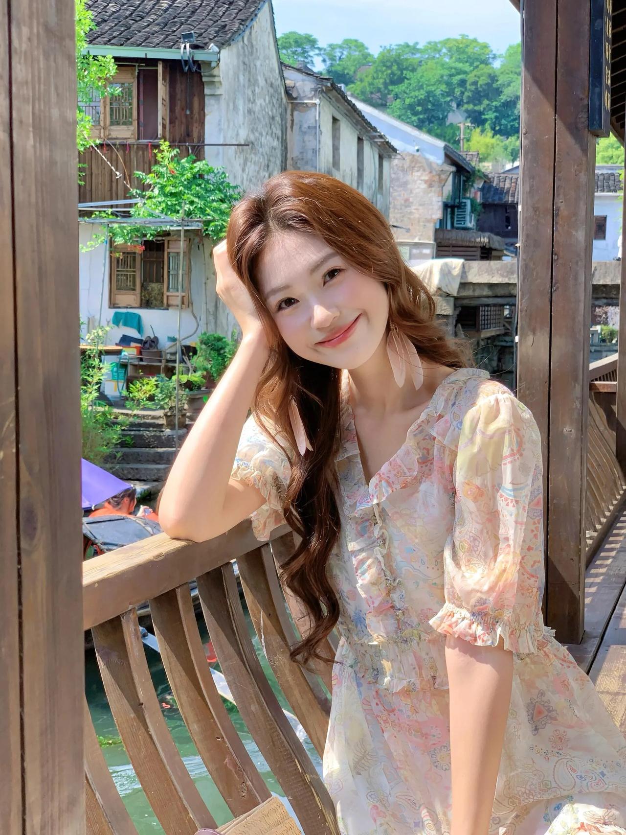 水乡美人倚栏杆