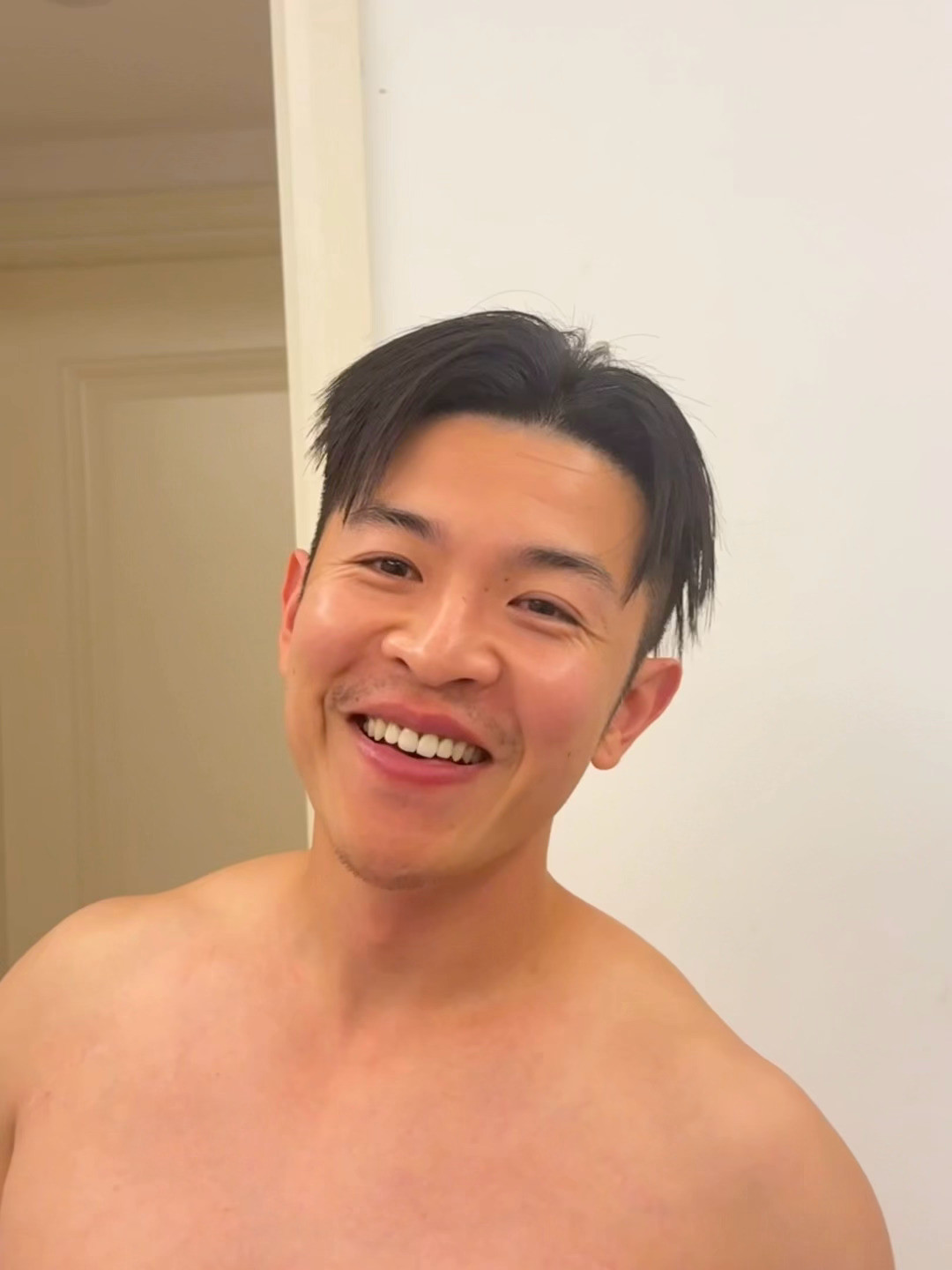 这两天一直觉得旅蛙的头发怪怪的，但又说不上哪里不对刚才破案了大哥居然做拉直了肺泡