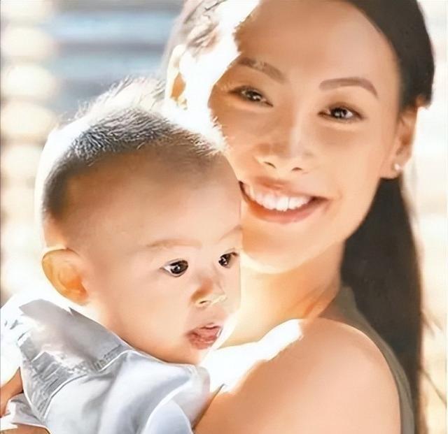 2007年，41岁的李泽楷爱上了19岁的梁洛施。但在生下3个孩子后，李泽楷却甩给