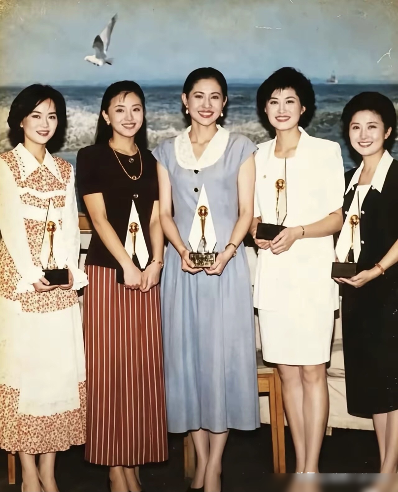 敬一丹走了，我才发现那张旧照片里全是狠人。那时候没滤镜，五个女的往台上一站，鞠萍、杨澜、倪萍、敬一丹
