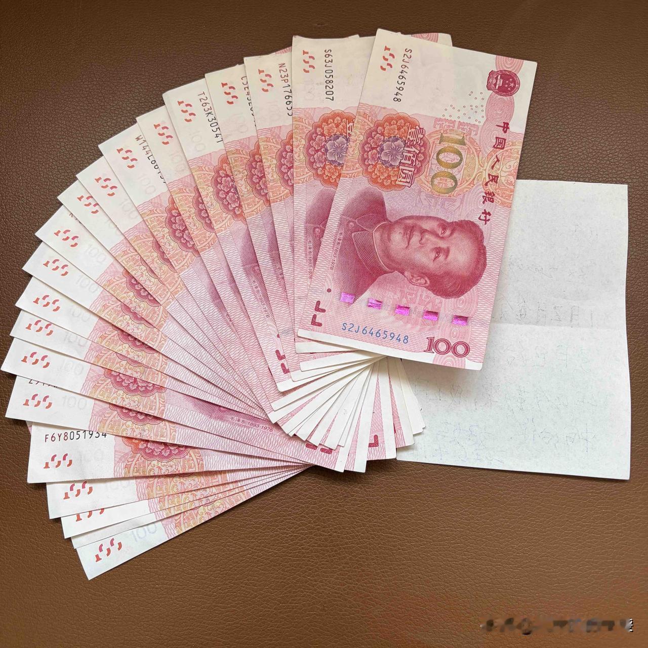 今天我去了我妈家，主要是帮她喂喂家里的狗，我看到桌子上有2000块钱。我妈一