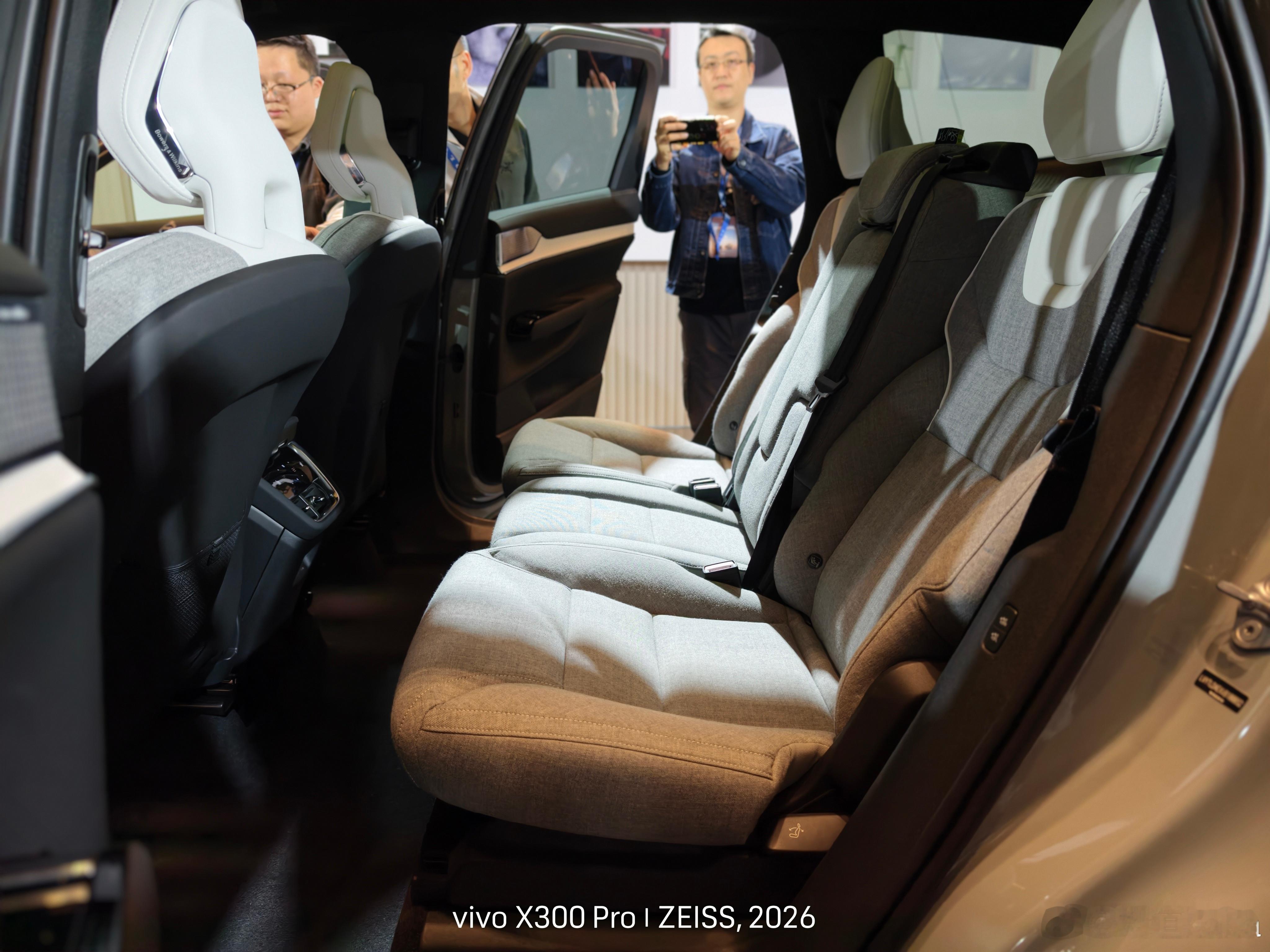 不喜欢内卷，焦虑，和学区房的朋友，你们一定要来看一下沃尔沃EX90。感受一下斯堪