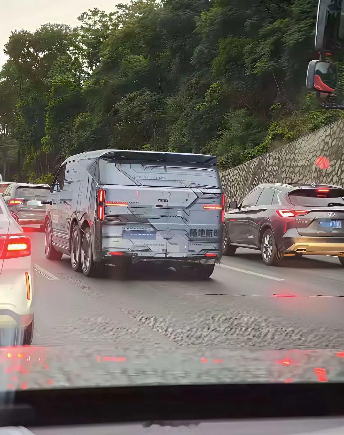 小鹏的陆地航母，实车看上去赛博风满满！增程六轮驱动，1000km以上，价格2