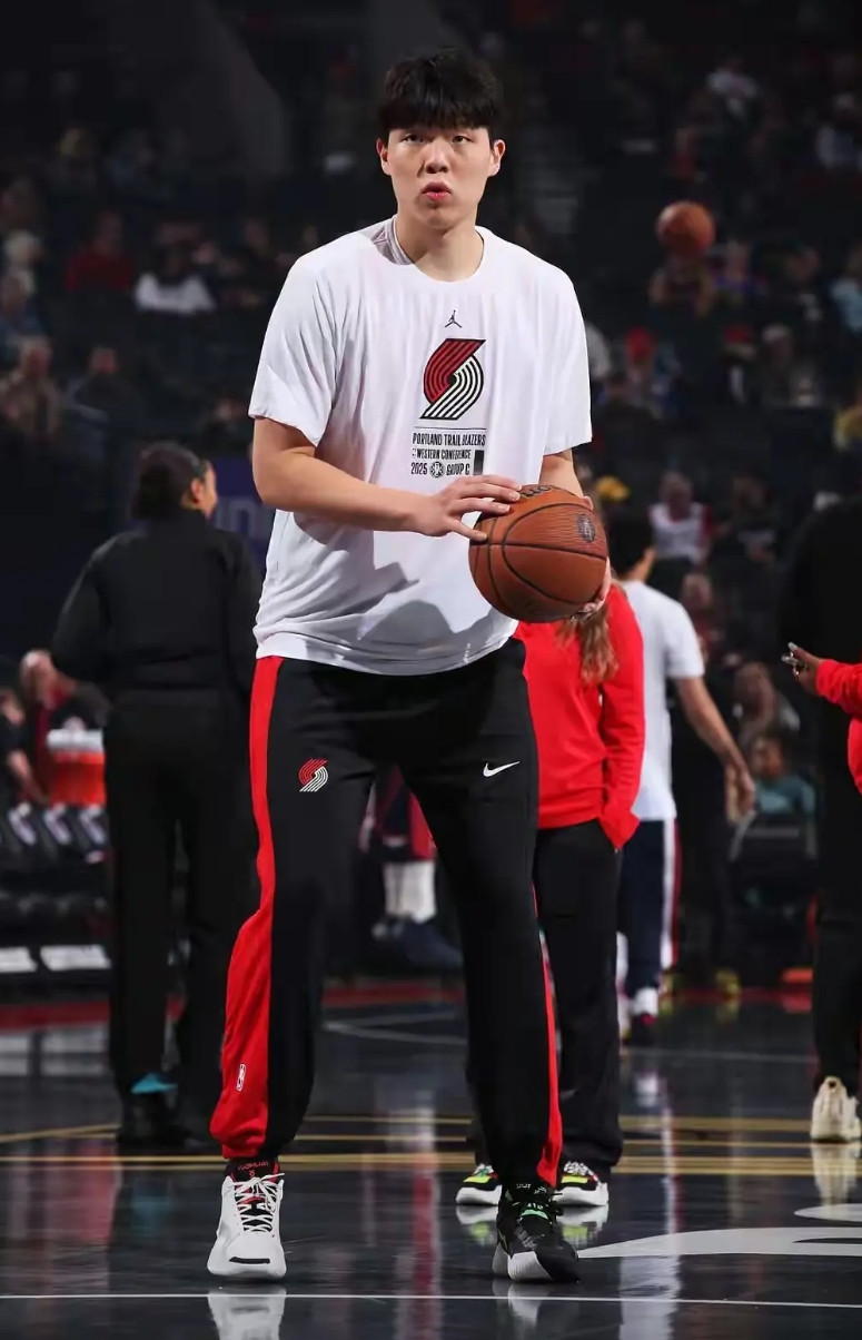 杨翰森无法上场几点分析1、教练换了，比卢普斯是NBA在中国最火时候一代的球员，