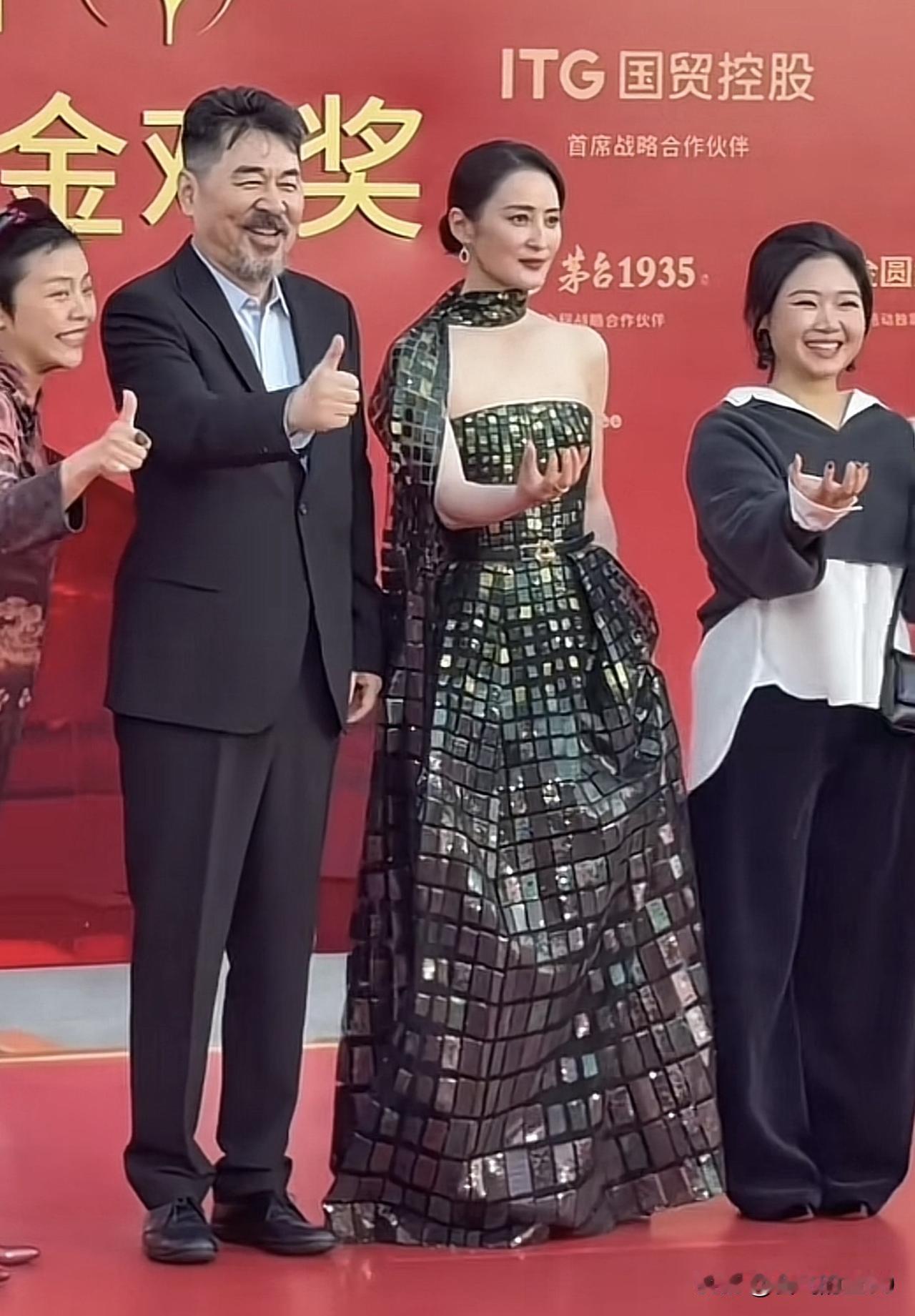 陈建斌留起了长胡须，蒋勤勤穿上了麻将席，今天夫妻俩一起参加活动，被众多网友吐槽，