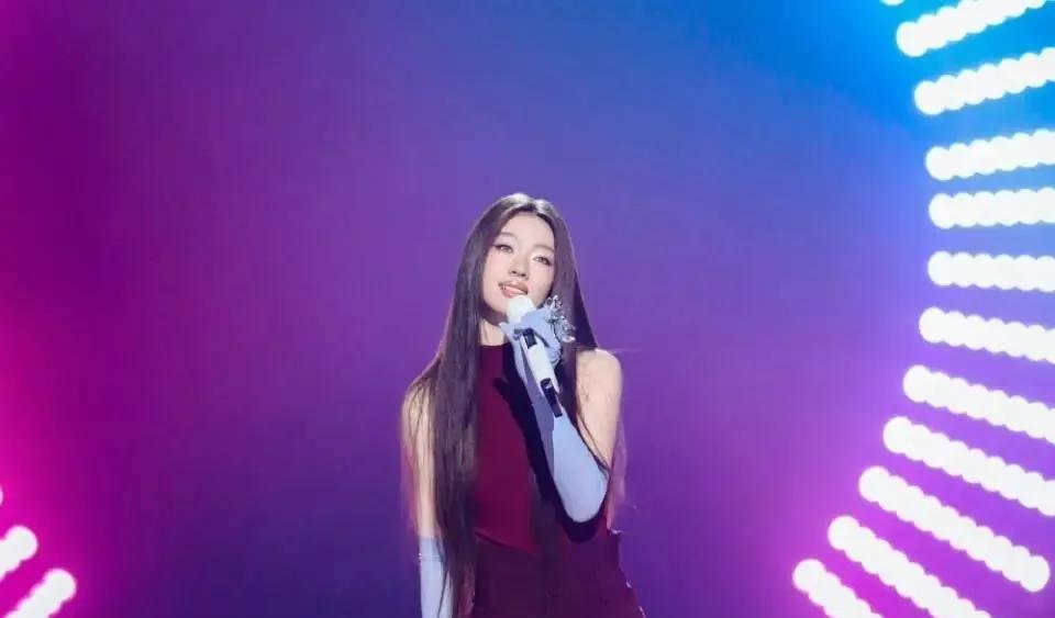 人民日报点评单依纯，字字珠玑。有些人不理解，魔性改编的歌曲《李白》竟然被称作有文