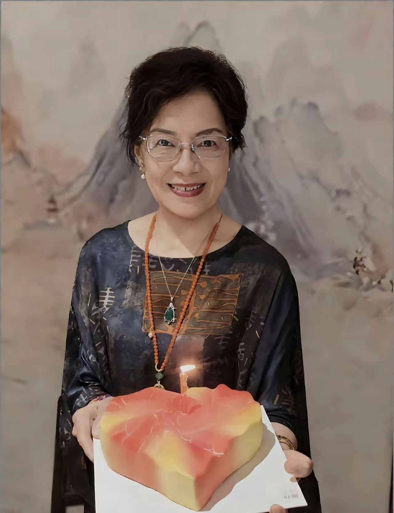 陈数为妈妈庆祝82岁生日。送上一条橙红色南红珠链，搭配水滴琥珀吊坠，温婉又雅致，