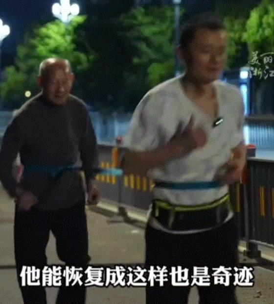 浙江嘉兴，一男子每晚用绳子牵着脑梗瘫痪的父亲跑步康复。经过13个月坚持跑步，让一