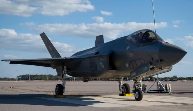 为中国培训飞行员的美国教官，刚回国就被逮捕了据美国联邦调查局发布消息，他们逮