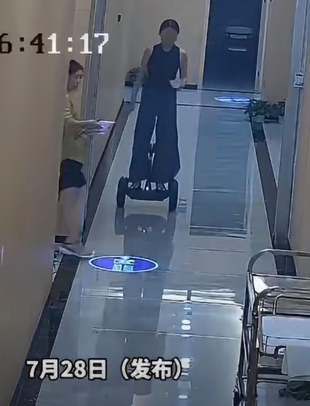 孕妇室内骑平衡车与人相撞致流产孕早期女子在狭窄楼道里踩着电动平衡车快速过拐角盲区