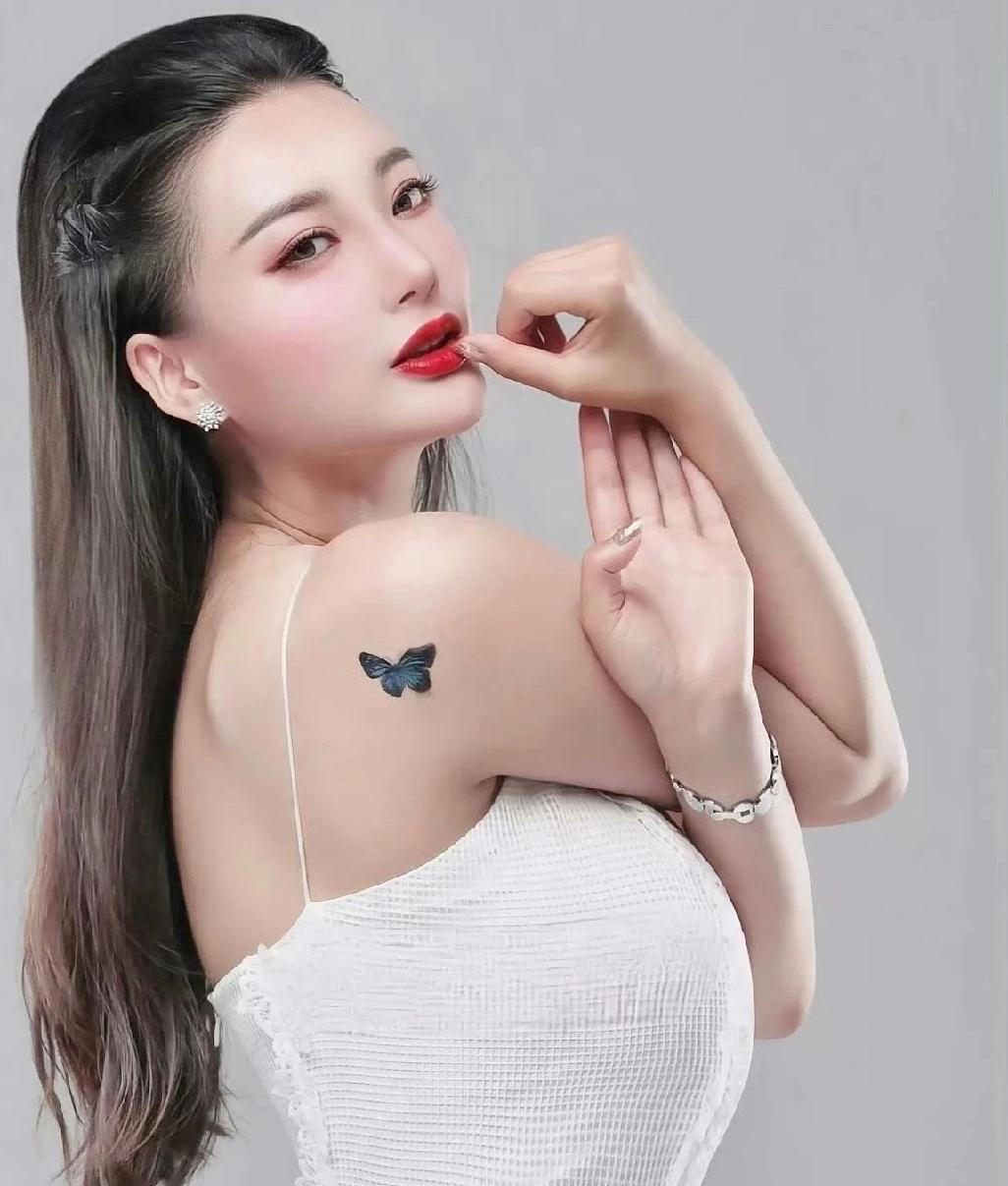 十年前，她靠一个角色和傲人身材火遍全国被叫了十年“中国乳神”，王李丹妮终于不忍