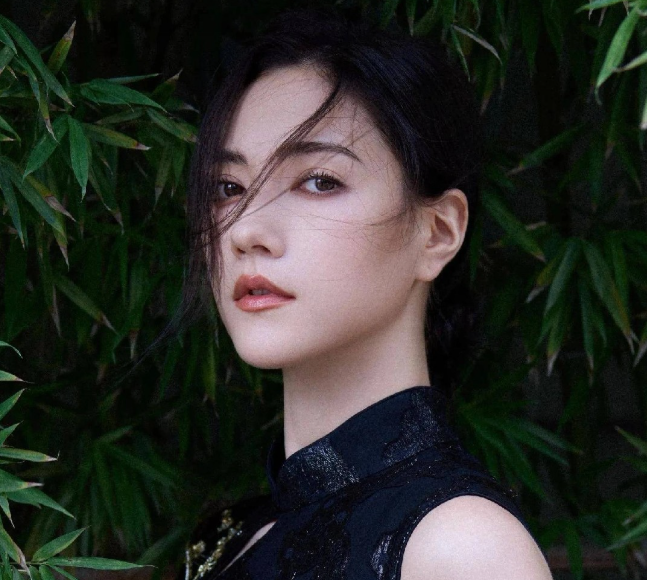 霍启山的未婚妻娜然冲上了热搜这次她高调晒照，硬刚了那些对她身材瘦脱相的质疑，这