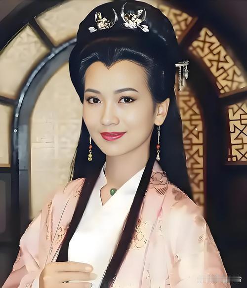 72岁的赵雅芝都逃不过私生饭的魔掌，这事儿真是太离谱了！那天她在酒店休息，一个私