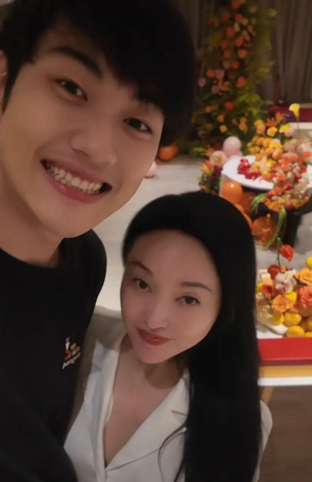 金莎为小17岁男友孙丞潇庆生，精心布置了生日趴，准备了一桌美味的大餐，还订制了写
