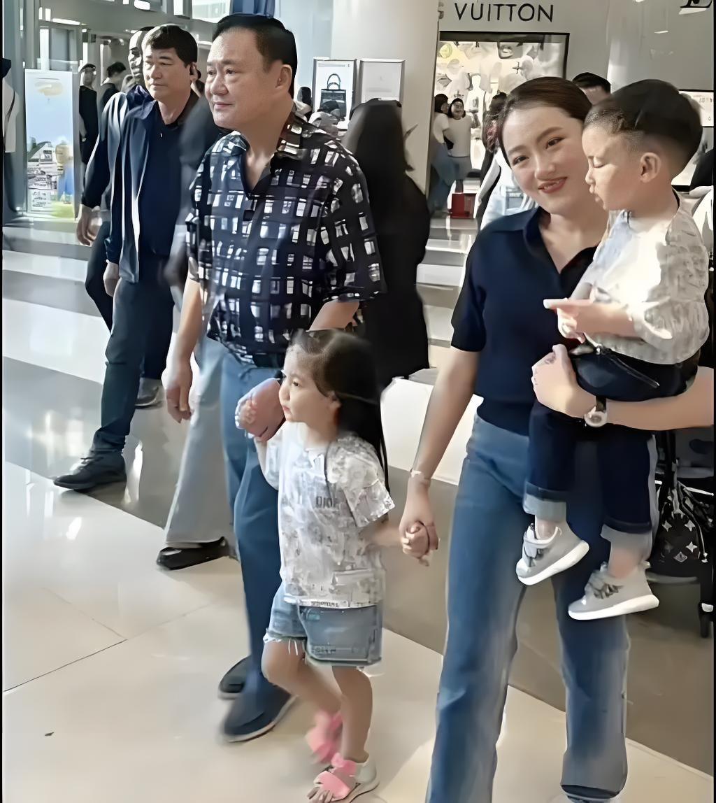 他信和佩通坦两父女将迎来人生最困难时刻。7月16日，泰国宪法法院正式确定将于