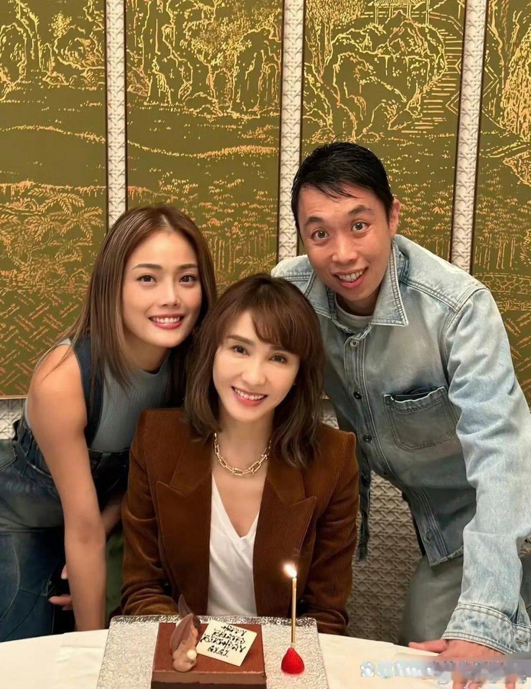 黎姿做了脸部调整，和容祖儿合影时显得不如对方自然​​​