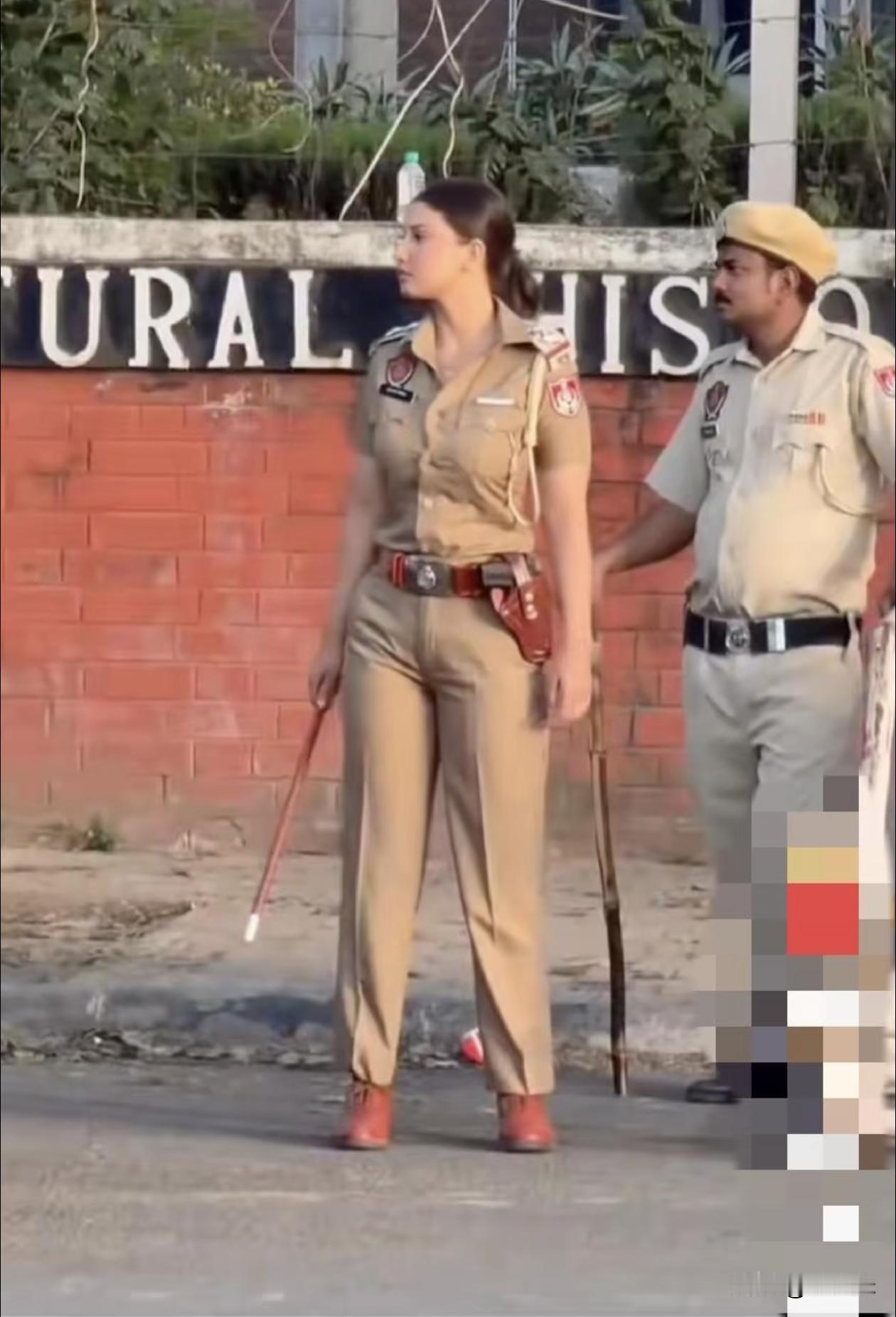 这个女警察看着都跟他感觉不一样。