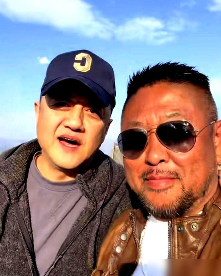 欠着4个亿的李亚鹏，在大理碰上了揣着千万版税的大冰，这画面，就挺拧巴。一个