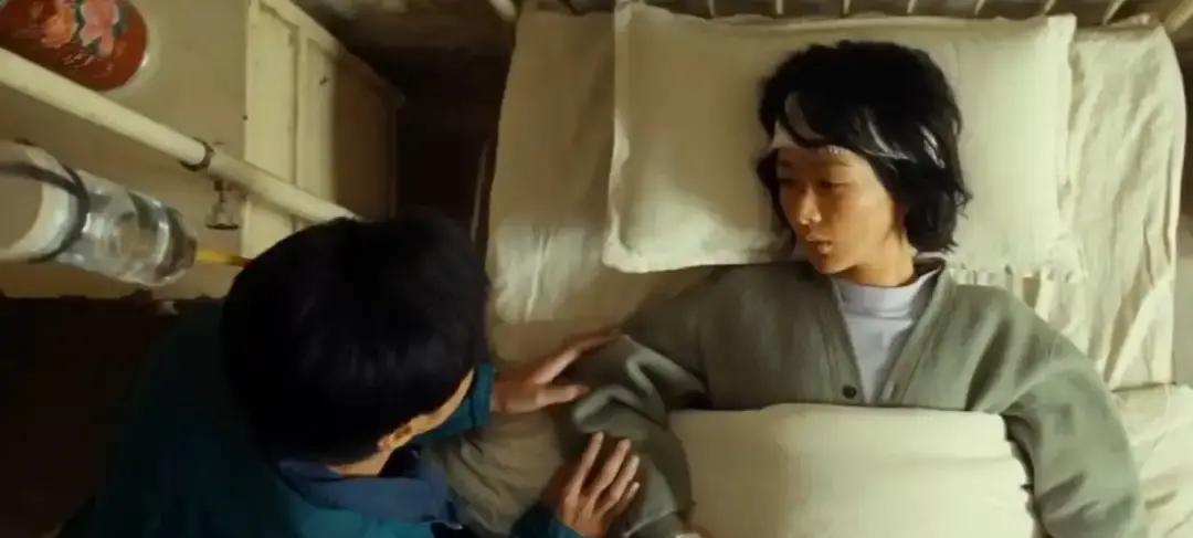 他没死在狼嘴里。背着他，在没过膝盖的沼泽里，跋涉了整整12个小时。狼在后面幽