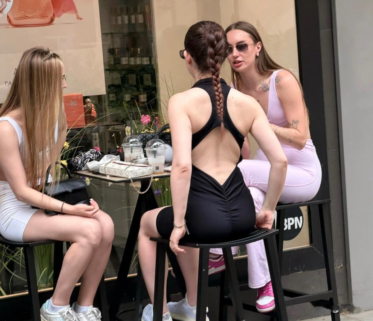 北京街头老外美女越来越多了，人家夏天真凉快，国内女生好像不敢这么凉快