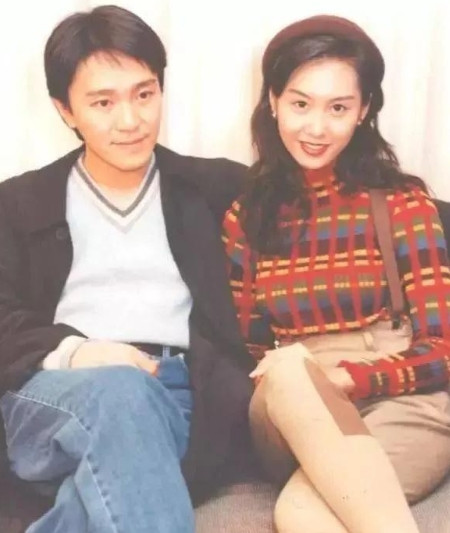 1995年朱茵跟男朋友周星驰在一起已经三年了，当她准备好三周年纪念日礼物盛装打扮