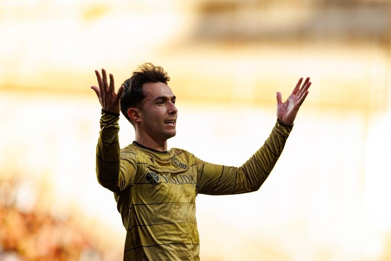 苏维门迪现在看来，回防速度慢，能调度，能远射，能当节拍器。赖斯利用体能优势，完全