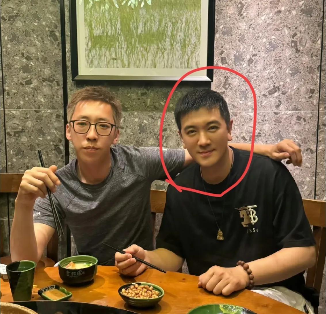 五一，杨子和留几手又约一起了。人家问，怎么不带上李行亮啊！留几手心里嘀咕:他