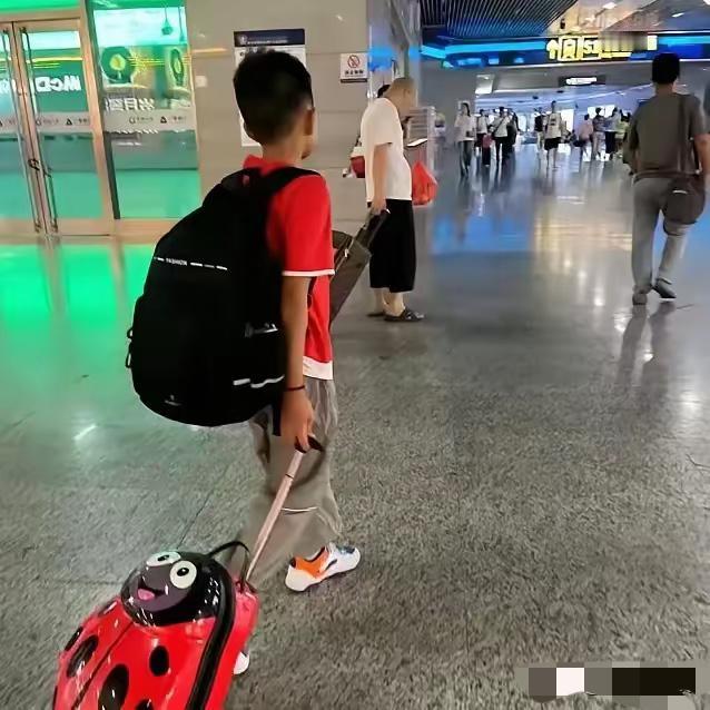 令人心酸难过啊！在贵阳市发生了这样一件事:一个13岁小男孩妈妈不在了，爸爸给小男
