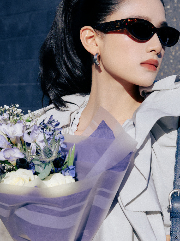Burberry伦敦大秀张婧仪品牌大使张婧仪身穿品牌经典卡其色风衣搭配高马尾造