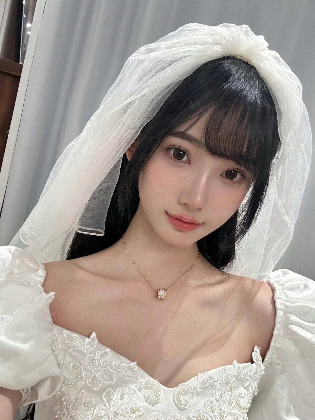 林俊杰晒出和女友七七一起陪妈妈庆生的温馨合照，正式官宣恋情。印象里这是他第一