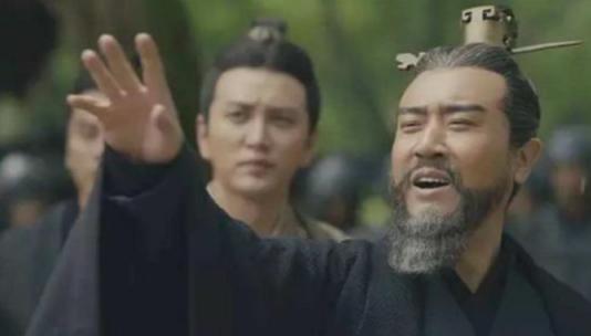 三国时，曹操视察监牢，一名囚犯竟死死地盯着他，眼神中充满了期待。曹操觉得此人眼熟