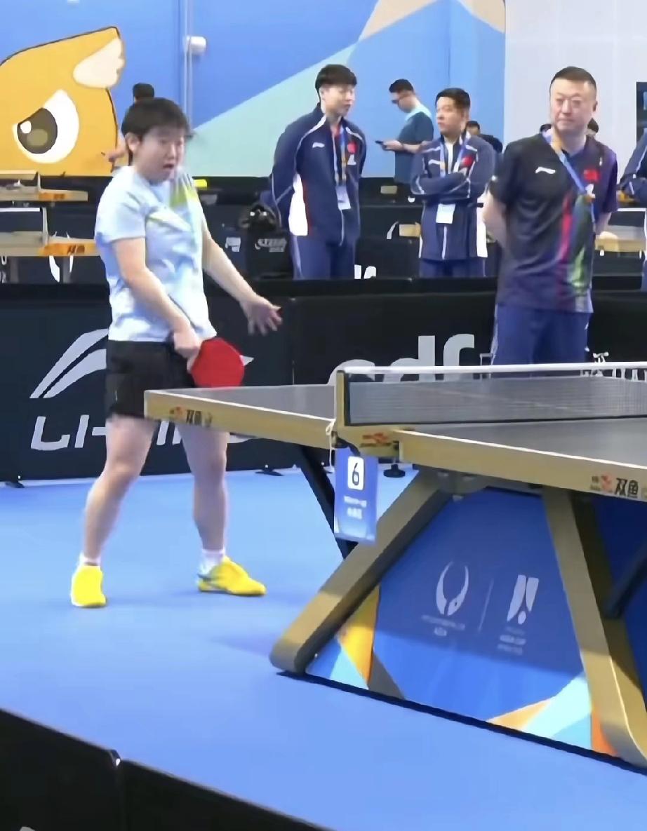 太欢乐了！训练场马琳学莎莎的表情，把周围队员都逗乐了。莎莎在训练场被迎面的球正