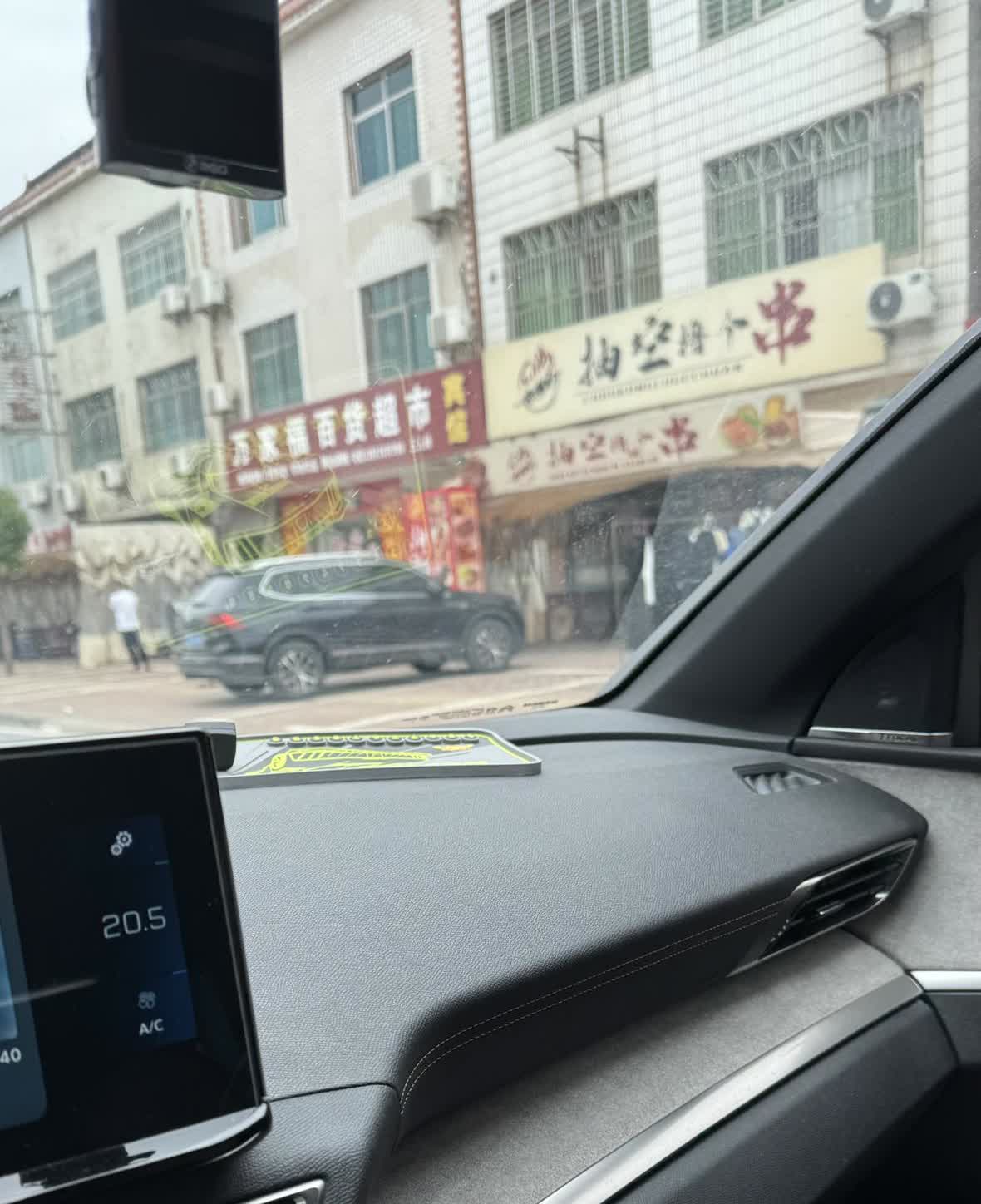 南风天的魔法攻击谁懂啊！我的标致5008GT直接成了“蒸笼”，座椅摸着黏手，仪表