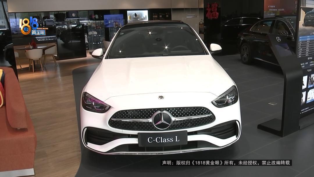 重庆，男子为了回家过年有面子，到4S店订购了一辆奔驰C350eL，他和销售主管讨