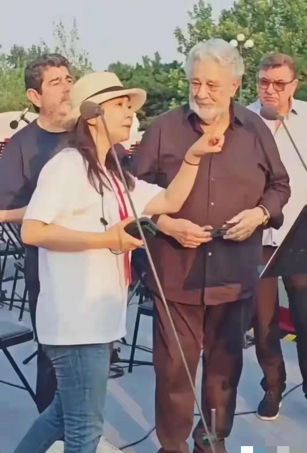 46岁姜珊现状曝光，姜昆女儿活成了最清醒的“局外人”。她曾是歌坛新星，一首歌能