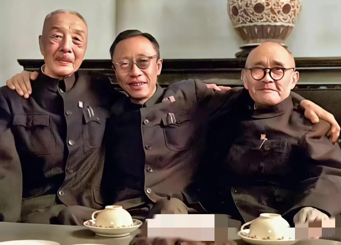 1961年，溥仪左手搂着“打响武昌起义第一枪”的熊秉坤，右手搂着亲手将他赶出紫禁