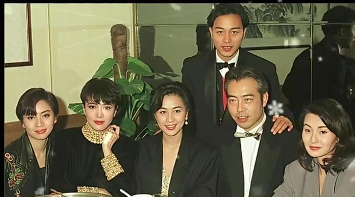 一场饭局，杀死了旧时代。1993年。香港。陈凯歌的《霸王别姬》刚从戛纳捧回