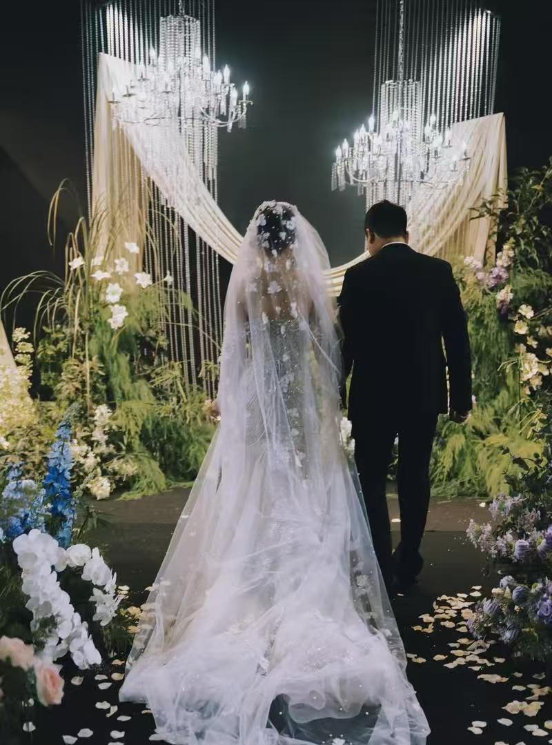 湖北利川，男子与女子举办了婚礼，支付了彩礼等款项22万，两人便同居生活并怀了孕，